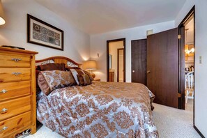 Iron/ironing board, WiFi, bed sheets - Corner condo in Canyons - close to ski lifts w/ shared pools, hot tub, & sauna (Park City)