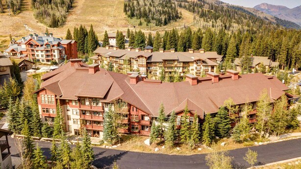 A lodge with multiple buildings, surrounded by trees and mountains. - Lovely Ski-in - ski-out condo with  community hot tub, pool & Club Solitude access (Solitude)