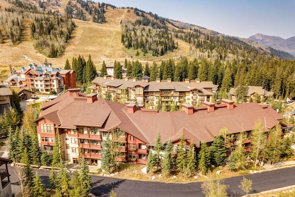 Exterior - Lovely Ski-in - ski-out condo with community hot tub, pool & Club Solitude access (Solitude)