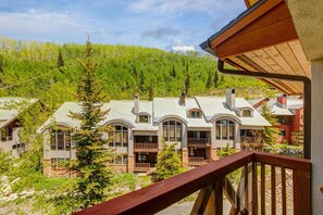 Property grounds - 5th-floor condo with balcony, W&D, heated pool, hot tub, lockers, game room, gym (Brighton)