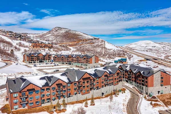 Exterior - Walk onto Deer Valley gondola in 8 min & heated indoor parking (Park City)