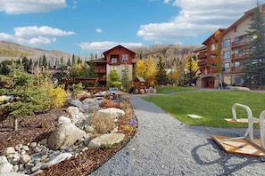 Property grounds - Resort Townhome with Deck, Grill, Fireplace, WiFi, Shared Pool & Hot Tub-Sauna (Solitude)