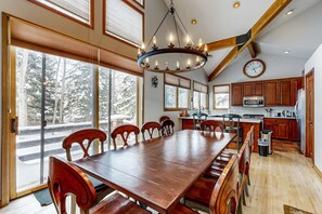 Dining - Remodeled Bathrooms with ski theme, smart TVs, mtn views, grill, & hot tub (Park City)