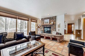TV, fireplace - Remodeled Bathrooms with ski theme, smart TVs, mtn views, grill, & hot tub (Park City)