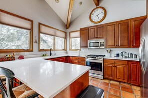 Fridge, microwave, oven, stovetop - Remodeled Bathrooms with ski theme, smart TVs, mtn views, grill, & hot tub (Park City)