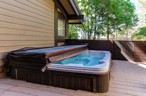 Outdoor spa tub - Spacious & upscale condo with private hot tub, easy access to ski resorts (Cottonwood Heights)
