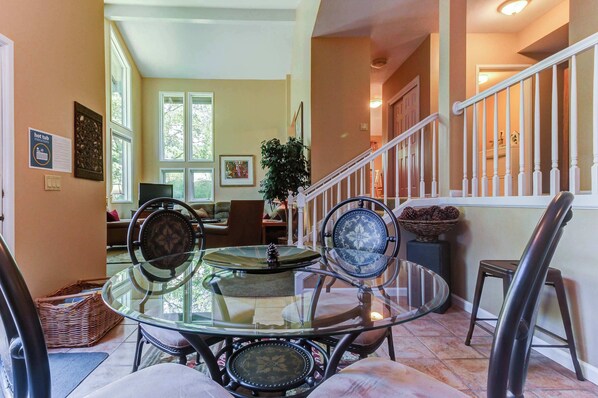 Interior - Spacious & upscale condo with private hot tub, easy access to ski resorts (Cottonwood Heights)