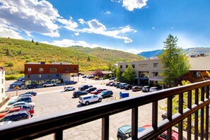Property grounds - Top-floor, mountain view condo with fireplace, pool & hot tub - steps to shuttle (Park City)