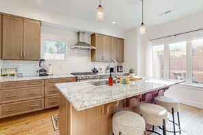 Fridge, microwave, oven, stovetop - Luxurious, dog-friendly home with  private hot tub, W&D, AC, WiFi, near slopes (Park City)
