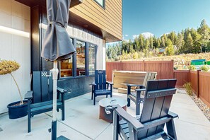 Terrace/patio - Luxurious, dog-friendly home with  private hot tub, W&D, AC, WiFi, near slopes (Park City)