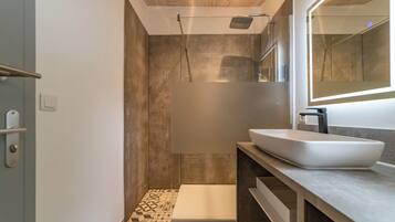 Comfort cottage, 2 slaapkamers, terras, uitzicht op tuin | Badkamer