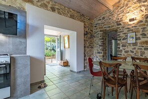 Comfort Cottage, 2 Bedrooms, Patio, Garden View | Dining - MAZET PIERRE DE VERS (Nîmes)