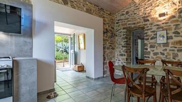 Comfort cottage, 2 slaapkamers, terras, uitzicht op tuin | Buiten dineren