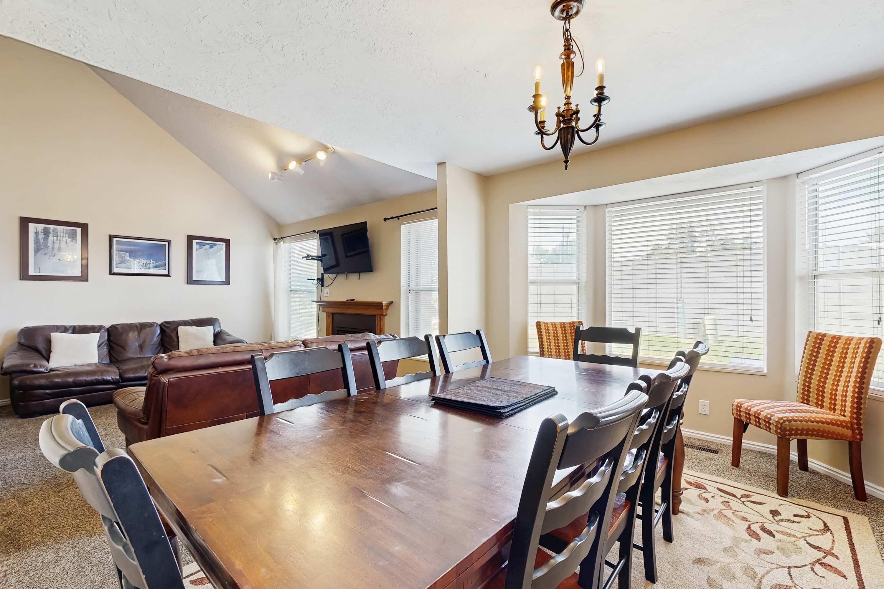 Roomy Townhouse With Full Kitchen, Private Hot Tub & Patio - Near Skiing - 샌디