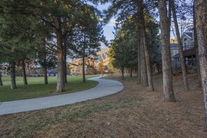 Property grounds - Roomy townhouse with full kitchen, private hot tub & patio - near skiing (Cottonwood Heights)