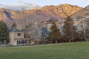 Exterior - Roomy townhouse with full kitchen, private hot tub & patio - near skiing (Cottonwood Heights)