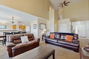 TV, fireplace, offices - Roomy townhouse with full kitchen, private hot tub & patio - near skiing (Cottonwood Heights)