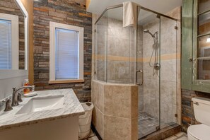 Dusche, Haartrockner, Handtücher