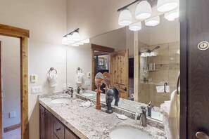 Een douche, een haardroger, handdoeken, shampoo