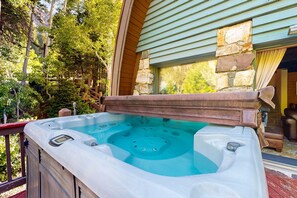 Outdoor spa tub - Iconic creekside mountain home with hot tub, fireplaces, balcony & amazing views (Alta)