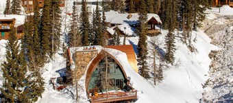 Iconic creekside mountain home with hot tub, fireplaces, balcony & amazing views