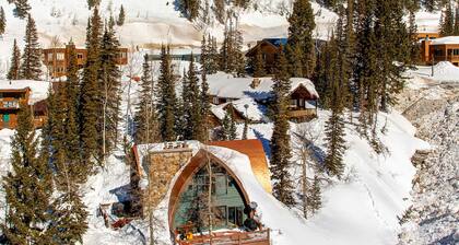 Iconic creekside mountain home with hot tub, fireplaces, balcony & amazing views