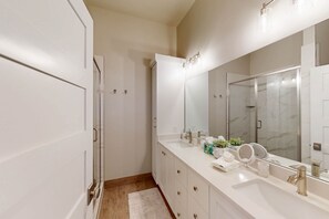 Shower, hair dryer, towels, shampoo - Modern condo with fireplace and private balcony - lake view (Heber City)