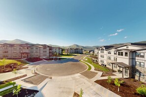 Exterior - Modern condo with fireplace and private balcony - lake view (Heber City)