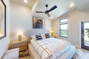 Iron/ironing board, WiFi, bed sheets - Modern condo with fireplace and private balcony - lake view (Heber City)