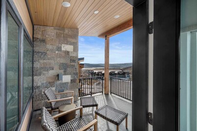 Panoramic views, hot tub & game room, Minutes from Jordanelle Express Gondola