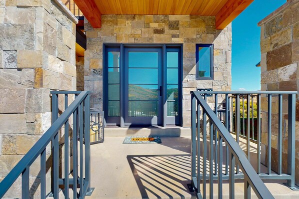 Terrace/patio - Panoramic views, hot tub & game room, Minutes from Jordanelle Express Gondola (Heber City)