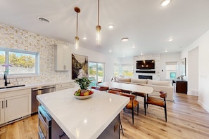 Dining - Panoramic views, hot tub & game room, Minutes from Jordanelle Express Gondola (Heber City)