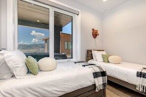 Desk, iron/ironing board, travel cot, WiFi - Stunning Views, Family Fun & Steps from Deer Valley's New East Village (Hideout)