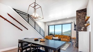 Ein modernes Interieur mit Essbereich, Treppe und Blick ins Freie.