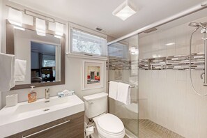 Een douche, een haardroger, handdoeken