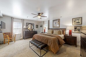 3 Schlafzimmer, Schreibtisch, Bügeleisen/Bügelbrett, Reisekinderbett