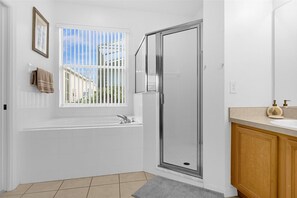 Hair dryer, towels, toilet paper - Three Palms - Luxury Villa in Calabay Parc with 4 Bedrooms and 3 Bathrooms (Davenport)