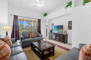 Smart TV, table football, computer monitors - Three Palms - Luxury Villa in Calabay Parc with 4 Bedrooms and 3 Bathrooms (Davenport)