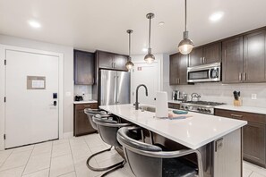 Private kitchen - Modern resort condo with pool, hot tub + shuttle service (Heber City)