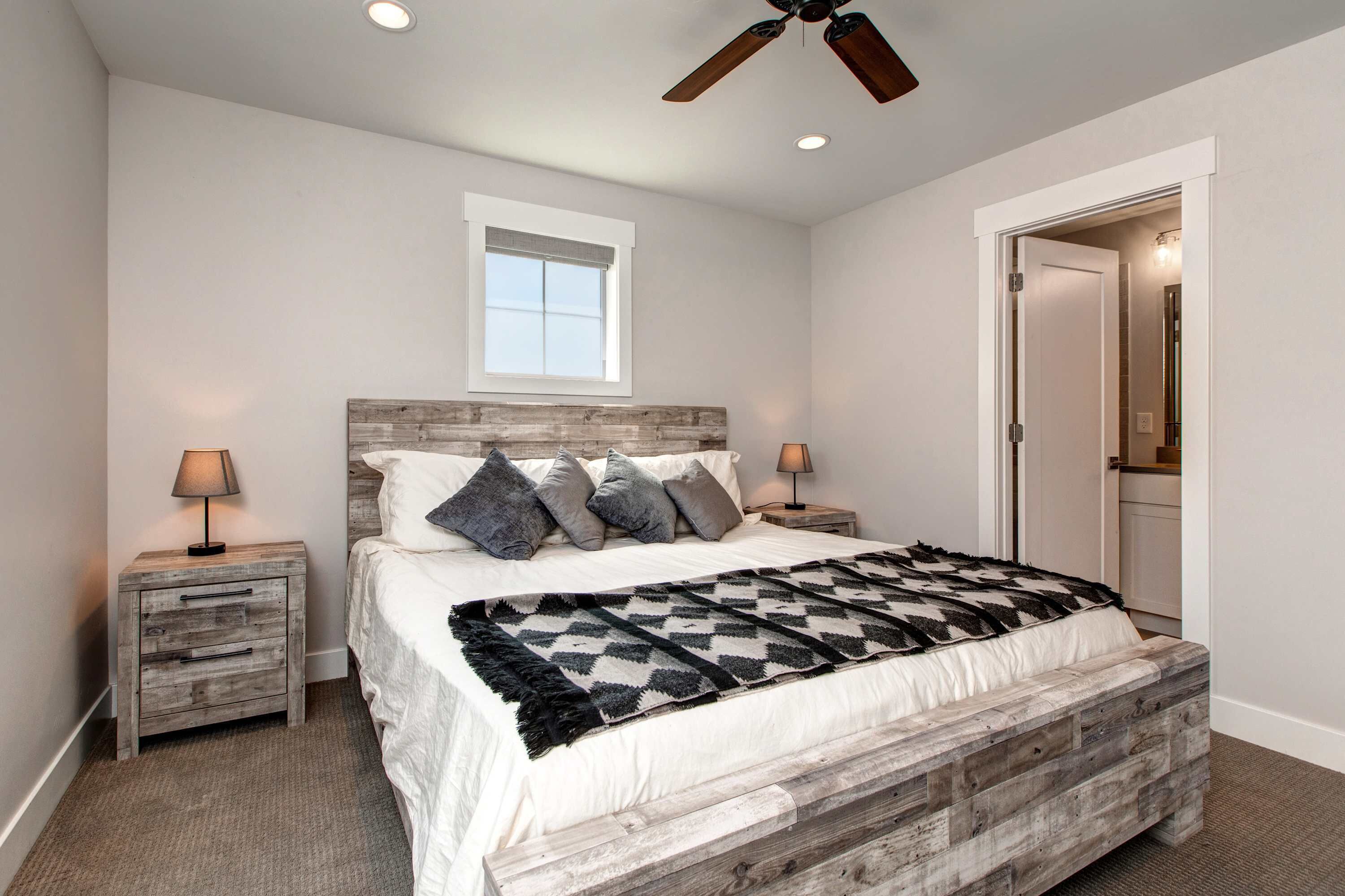 4 habitaciones, escritorio, wifi y ropa de cama 