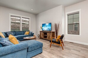 TV, offices - Modern home with mountain view, balcony & great location - near skiing (Kamas)