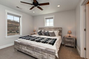 4 bedrooms, desk, WiFi, bed sheets - Modern home with mountain view, balcony & great location - near skiing (Kamas)