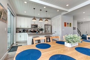 Dining - Modern home with mountain view, balcony & great location - near skiing (Kamas)