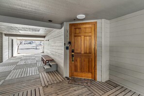 Outdoor dining - Light-filled condo with amazing ski views - on the shuttle route (Park City)