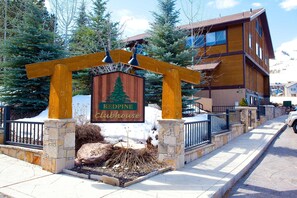 Property grounds - Near skiing with two lofts, fireplace, pools, hot tub, mountain-view & sauna (Park City)
