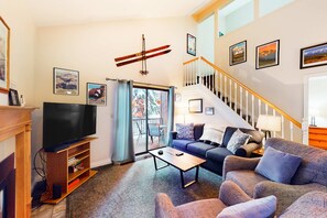TV, fireplace, offices - Near skiing with two lofts, fireplace, pools, hot tub, mountain-view & sauna (Park City)