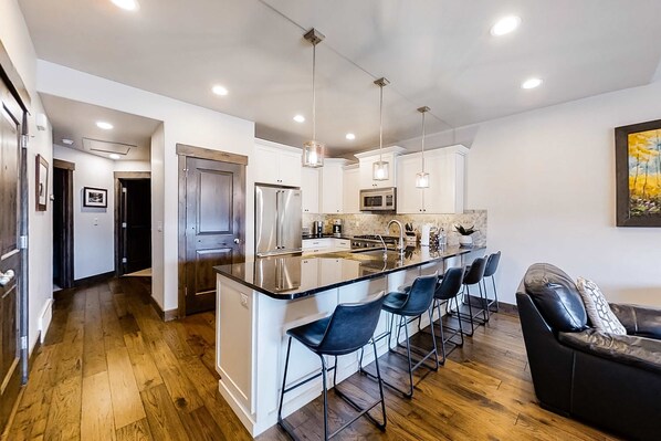 Fridge, microwave, oven, stovetop - Spacious, new-build stunner near Park City & Deer Valley with private hot tub (Kamas)