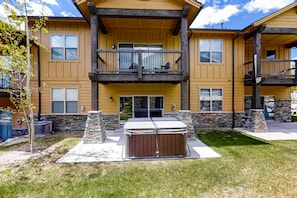 Terrace/patio - Spacious, new-build stunner near Park City & Deer Valley with private hot tub (Kamas)