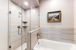 Shower, hair dryer, towels, shampoo - Spacious, new-build stunner near Park City & Deer Valley with private hot tub (Kamas)