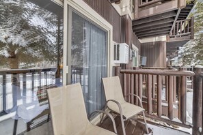 Property grounds - Central condo with WiFi, AC, patio, hot tub, & seasonal pool (Park City)